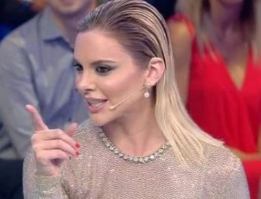 H «αφόρητα» σέξι Ρία Αντωνίου μιλάει για το Μουντιάλ σε ιταλικό τηλεοπτικό πάνελ (βιντεο)